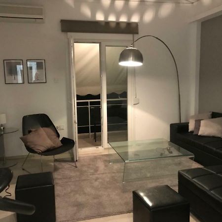 Renovated Minimal Apartment Next To Metro Афины Экстерьер фото