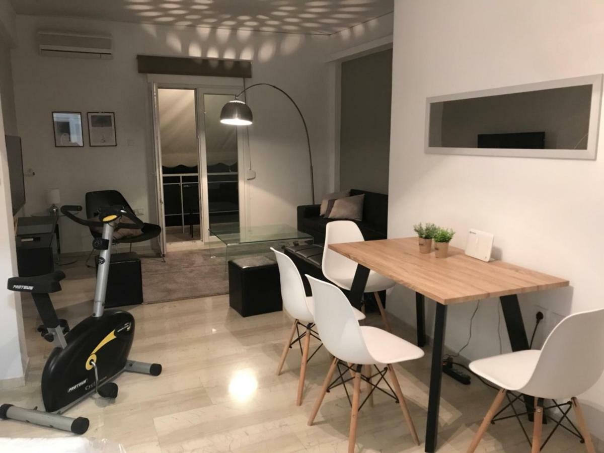 Renovated Minimal Apartment Next To Metro Афины Экстерьер фото