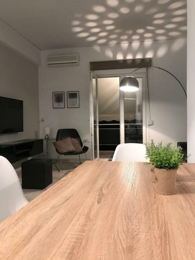 Renovated Minimal Apartment Next To Metro Афины Экстерьер фото