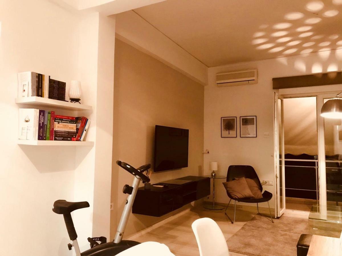 Renovated Minimal Apartment Next To Metro Афины Экстерьер фото