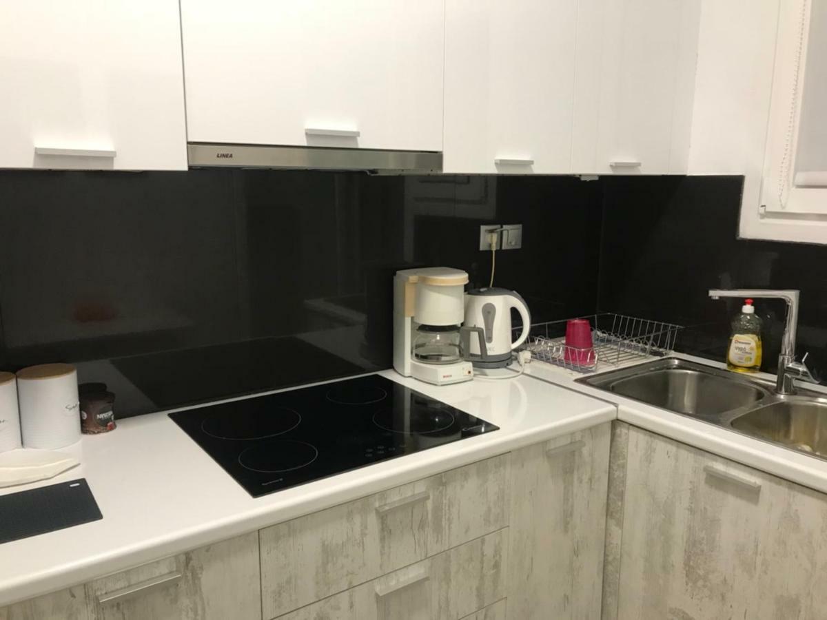 Renovated Minimal Apartment Next To Metro Афины Экстерьер фото