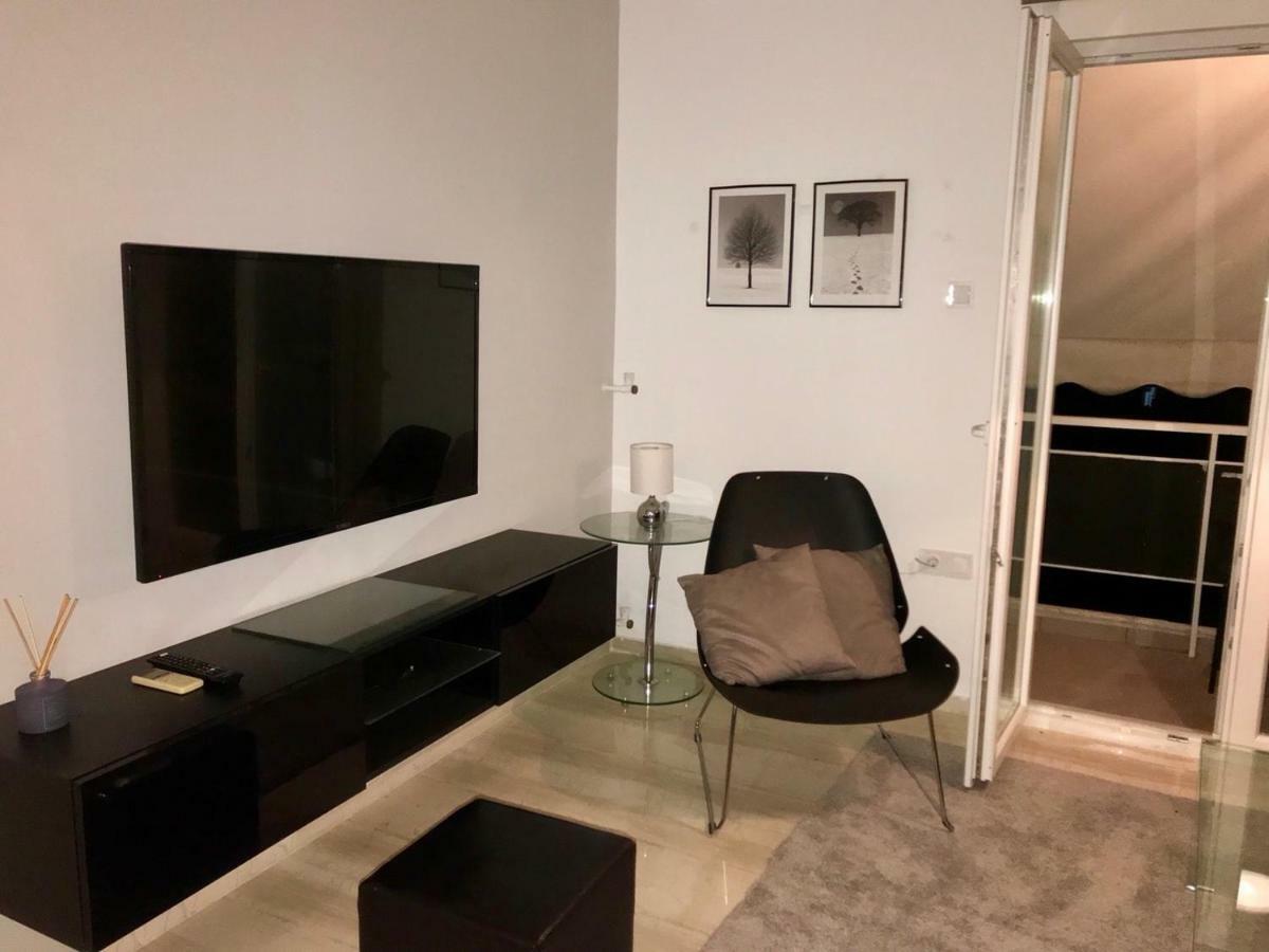 Renovated Minimal Apartment Next To Metro Афины Экстерьер фото