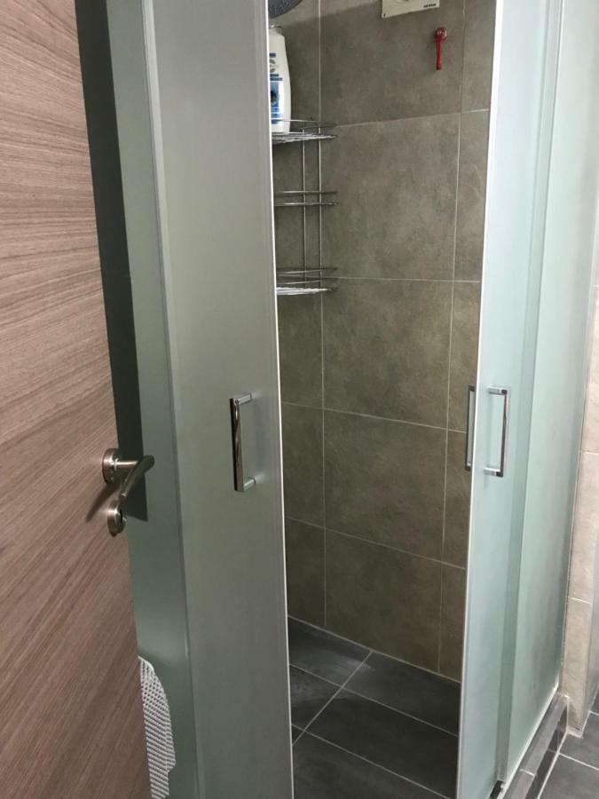 Renovated Minimal Apartment Next To Metro Афины Экстерьер фото