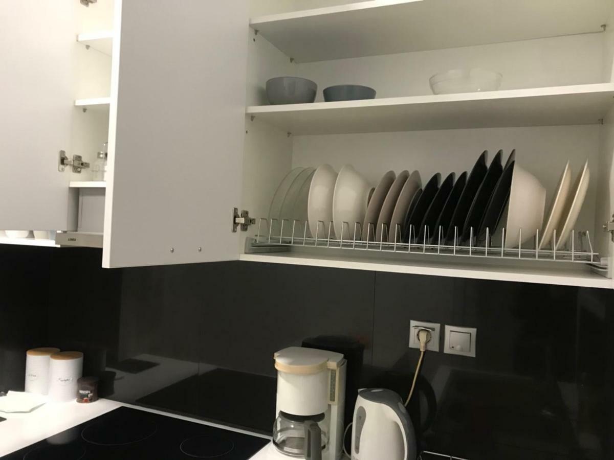 Renovated Minimal Apartment Next To Metro Афины Экстерьер фото