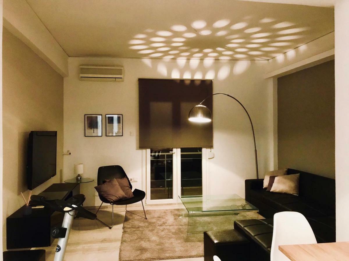Renovated Minimal Apartment Next To Metro Афины Экстерьер фото