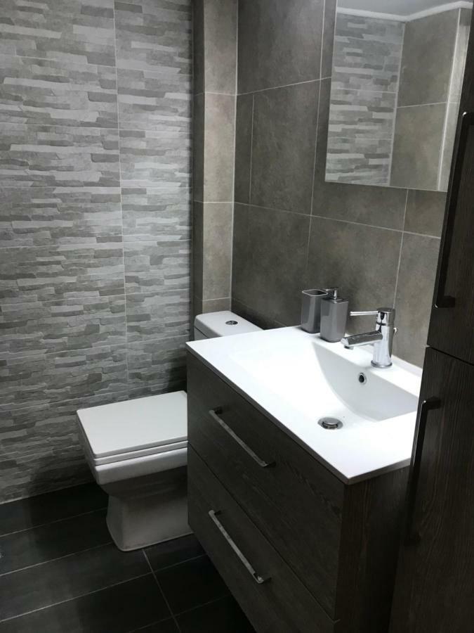 Renovated Minimal Apartment Next To Metro Афины Экстерьер фото